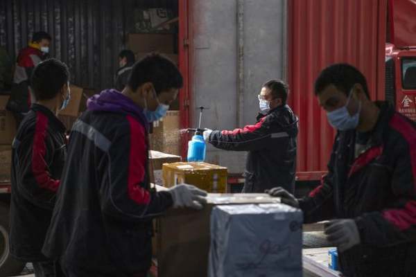 上门取件是自己把快递给快递小哥还是放在快递柜里?_快递鸟