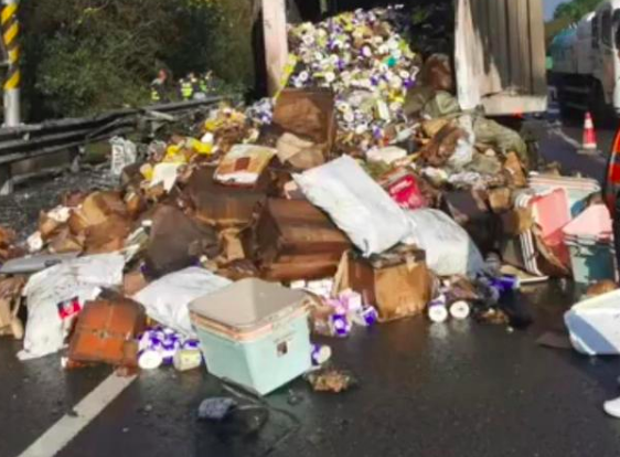 湖南一快递车起火,千余件快递被烧毁?_快递鸟