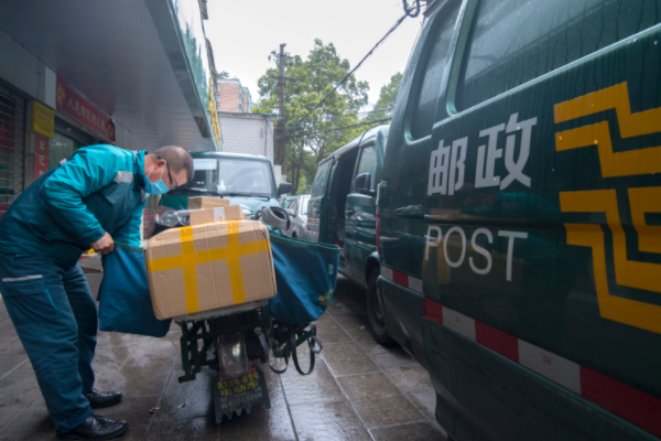 请问:邮政快递周六和周日照常送货上门吗?_快递鸟